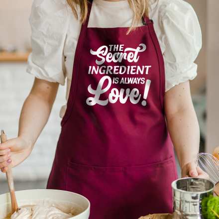 Престилка с надпис " The secret ingredient is always  love" за подарък