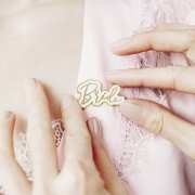 Емайлирана значка за булка с надпис Bride